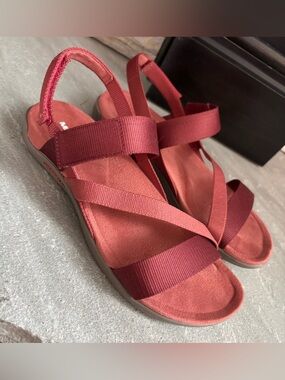 Merrell District 3 Brick Red Strappy Performance Hiking Sandals Women’s Size 7